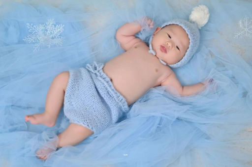 阳春三个月宝宝挠耳朵 阳春三个月宝宝挠耳朵